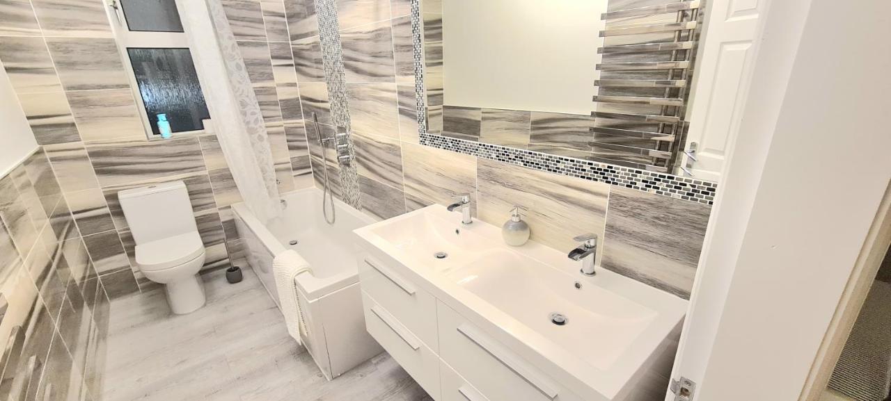 Spacious 3 Bed Flat Near The Sea With Parking بورنماوث المظهر الخارجي الصورة