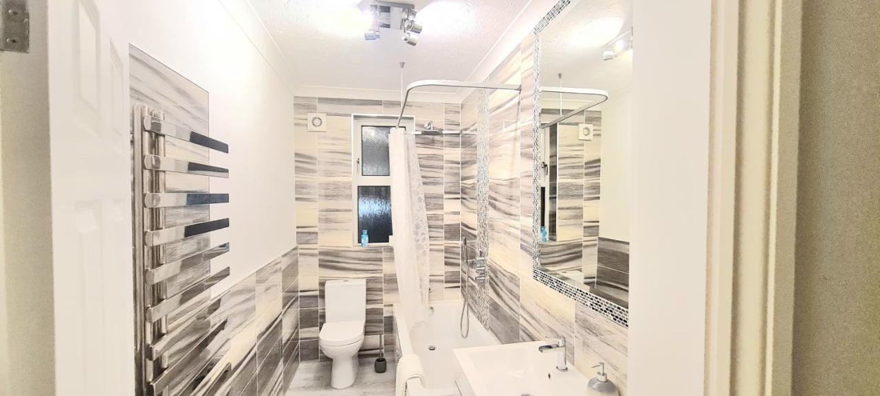 Spacious 3 Bed Flat Near The Sea With Parking بورنماوث المظهر الخارجي الصورة